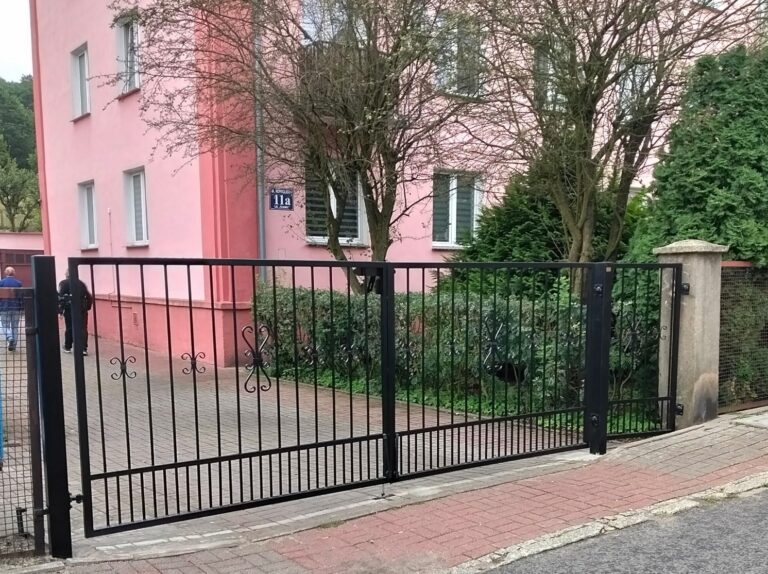 Nowa brama wjazdowa – szerzej, estetyczniej i bezpieczniej dla mieszkańców